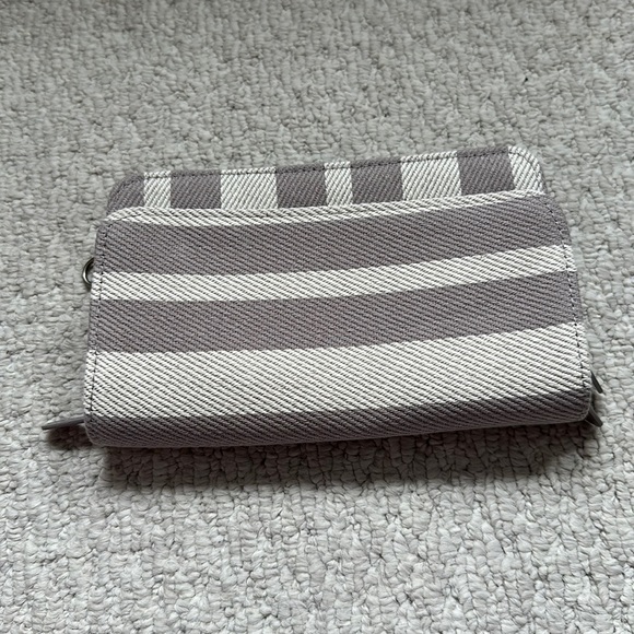 Thirty one wallet clutch/wristlet. NEW in bag - Picture 1 of 7